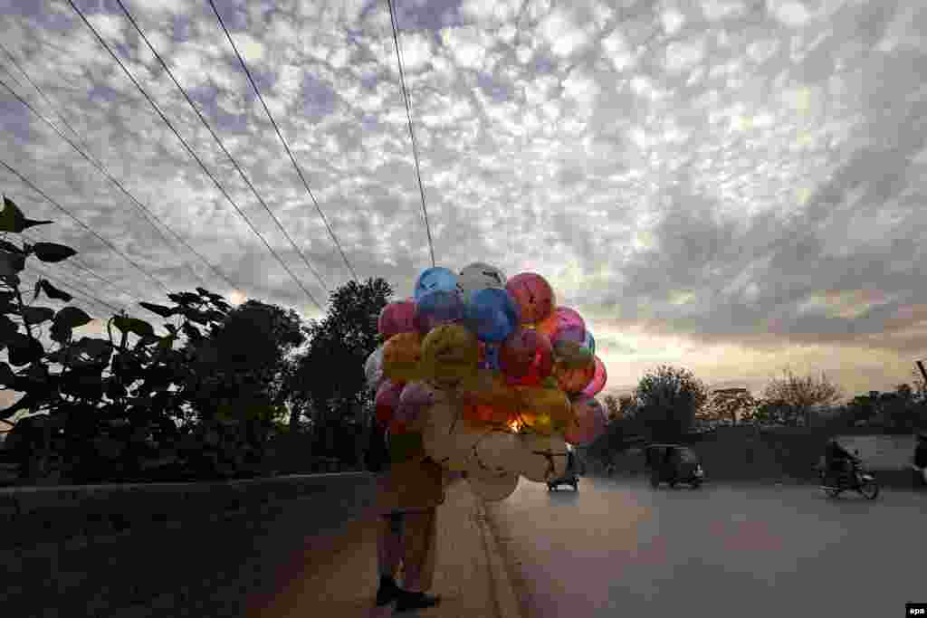 A man sells balloons on a roadside in Peshawar, Pakistan. (epa/Arshad Arbab)