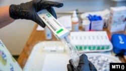 Sinopharm vakcinát készítenek elő oltásra Orosházán, 2021. május 26-án