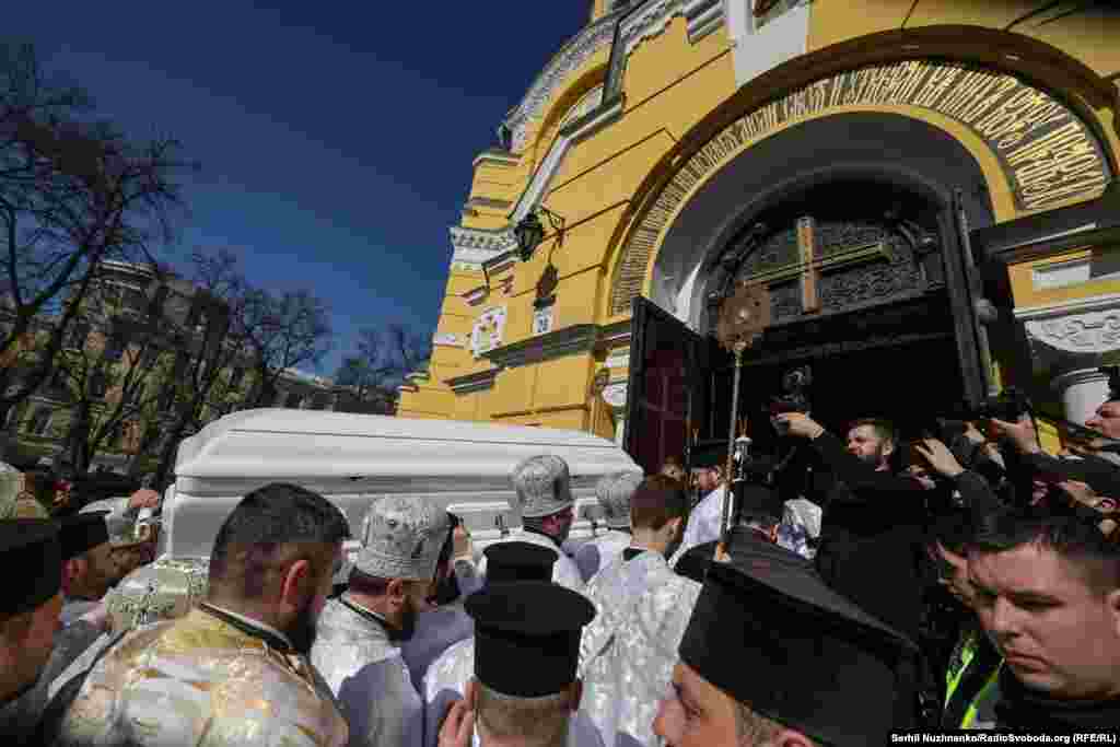 У Володимирському кафедральному соборі завершили відспівування і поховали патріарха – відповідно до його духовного заповіту