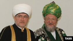 Ravil Gainutdin (left), chief mufti of Russia's Central Spiritual Board of Muslims, with Talgat Tajuddin in March 2009