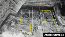 Паводле вэрсіі Саўлюса Подзярыса, парэшткі з правага боку могуць належаць князю Вітаўту