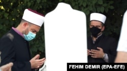 Босниялык муфтий жана имам көрүстөндө беткапчан куран окуп жатышат. Сараево. 3-август, 2020-жыл.