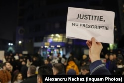 Participanții la mitingul de miercuri au fost indignați de ceea ce pare să fie tergiversarea proceselor de corupție, până vine momentul prescripției.