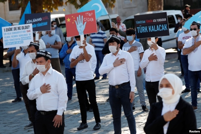 Этнические уйгуры участвуют в акции протеста против политики Китая в Синьцзяне. Стамбул, Турция, 1 октября 2020 года