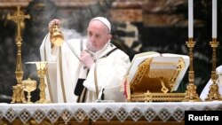 Папа Римський Франциск під час Різдвяної служби, Ватикан, 24 грудня 2020 року