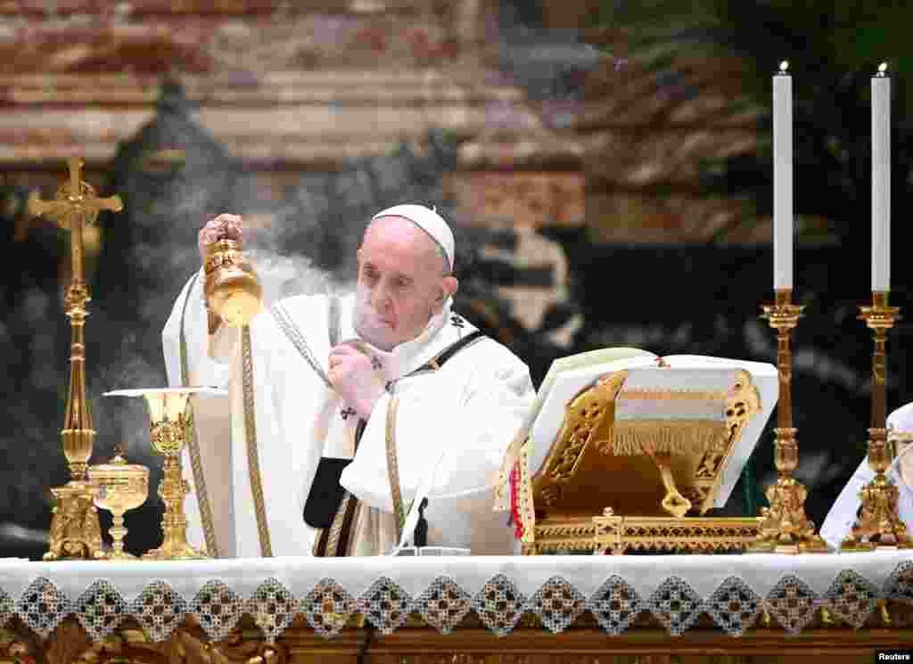 ВАТИКАН - Поглаварот на Римокатоличката црква, папата Франциск, изјави дека следната 2021 година ќе биде Година на семејството, посветена на местото на семејството во Црквата, бракот и тешкотиите во брачниот живот.