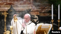 Папа римский Франциск на рождественской мессе, проведенной с учетом противоэпидемических мероприятий, с ограниченным количеством людей. Ватикан, 24 декабря 2020 года.