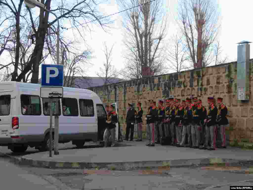 Militarii din Garda de Onoare se pregătesc de ceremonia de întâmpinare la Chișinău a prim-ministrului Ungariei, Viktor Orban.&nbsp;