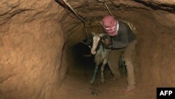 Fələstinlər ərzaq, tikinti materialları, paltarı bu tunellərlə gətirir.