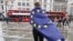 Протестувальник проти «Брекзиту», загорнутий в європейський прапор, залишає мітинг, Лондон, 28 червня 2016 року