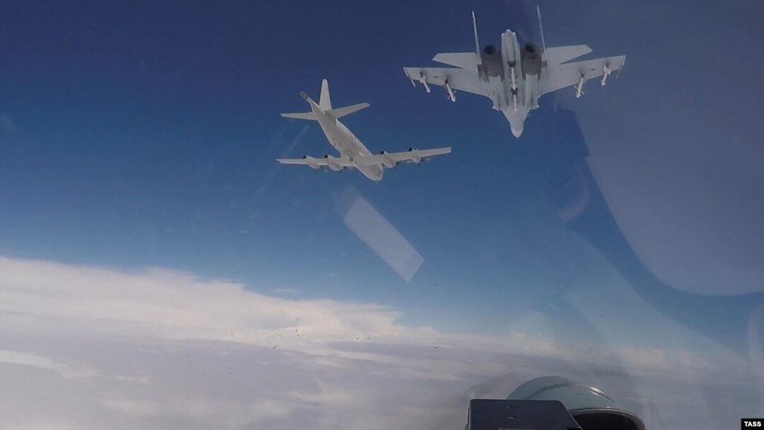 Російські Су-27 супроводжують американський бомбардувальник B-52H. Ілюстраційне фото