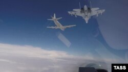 Un avion rusesc Su-27 și un bombardier american B-52H (imagine arhivă)