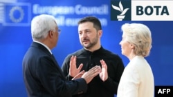 Presidenti i Këshillit të BE-së, Antonio Costa (majtas), dhe presidentja e Komisionit Evropian, Ursula von der Leyen (djathtas), me presidentin e Ukrainës, Volodymyr Zelensky, në selinë e BE-së në Bruksel, mars 2025.