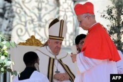 Papa Françesku dhe kardinali Robert Prevost, që më 8 maj 2025 u zgjedh pasues i Françeskut.