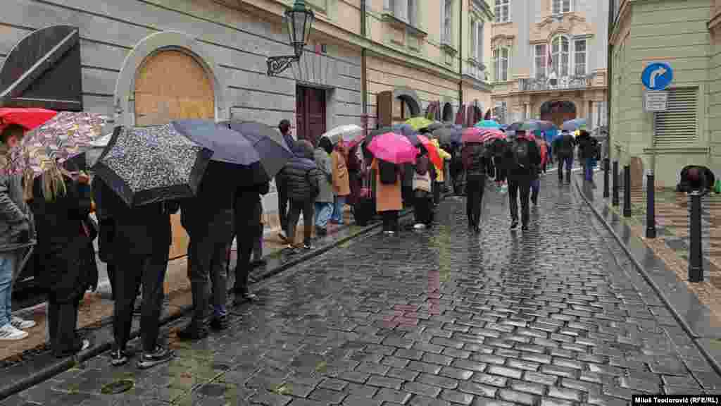 Građani stoje u redu uprkos kiši ispred biračkog mesta u Ambasadi Srbije u Pragu, Češka Republika. 