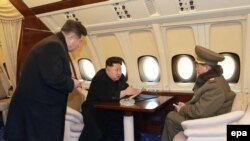Лидер КНДР Ким Чен Ун на борту своего самолета с военными советниками