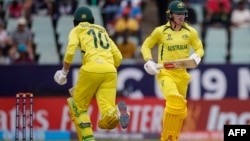 د اسټرالیا د ۱۹ کلنې لوبډلې بیټران د یوې سیالۍ پر مهال منډه وهي - انځور له ارشیفه. 