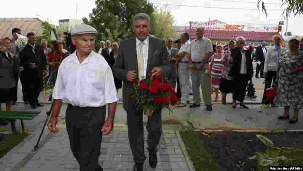 Printre cei prezenţi, liderul Partidului Liberal, Mihai Ghimpu (dreapa)