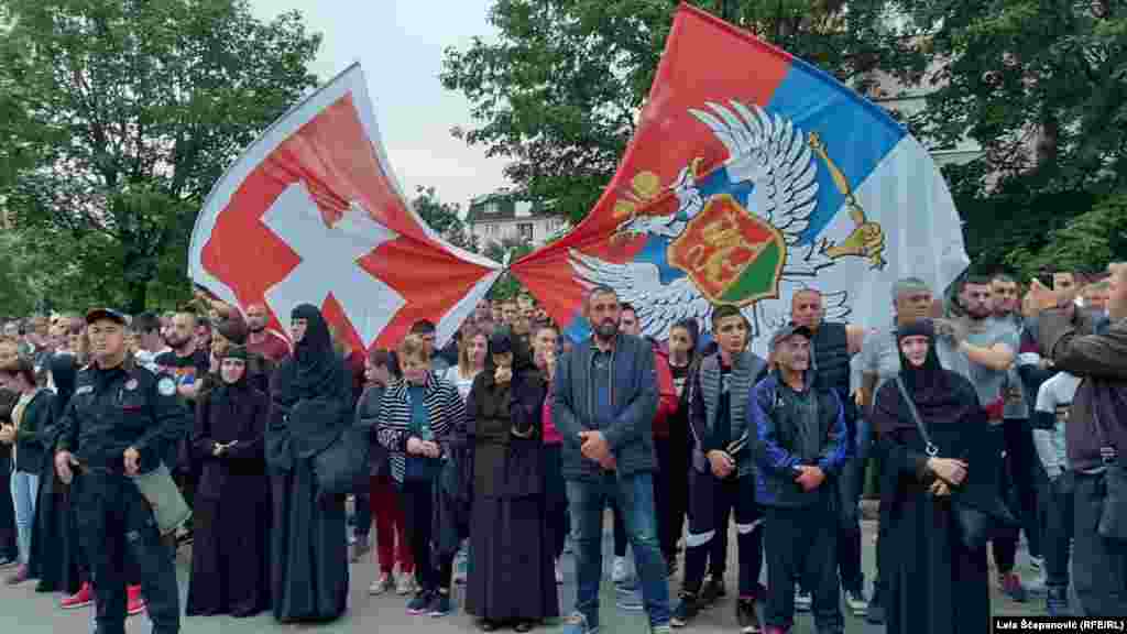 ЦРНА ГОРА - Американскиот Стејт департмент ги повика сите страни во Црна Гора да водат конструктивен дијалог, да покажат воздржаност и да избегнуваат какви било акции што би довеле до зголемување на тензиите. Апелот на Стејт департментот уследи по апсењето на свештеници на Српска православна црква во Црна Гора поради кршење на забраната за собири воведени поради епидемијата со Ковид-19. Црногорскиот претседател Мило Ѓукановиќ, пак изјави дека ако СПЦ инсистира на национална црква на Србите, тогаш ќе мора да се создаде национална црква на Црногорците. На тоа српскиот владика Амфилохије одговори дека Ѓукановиќ проповеда сатанска црква.