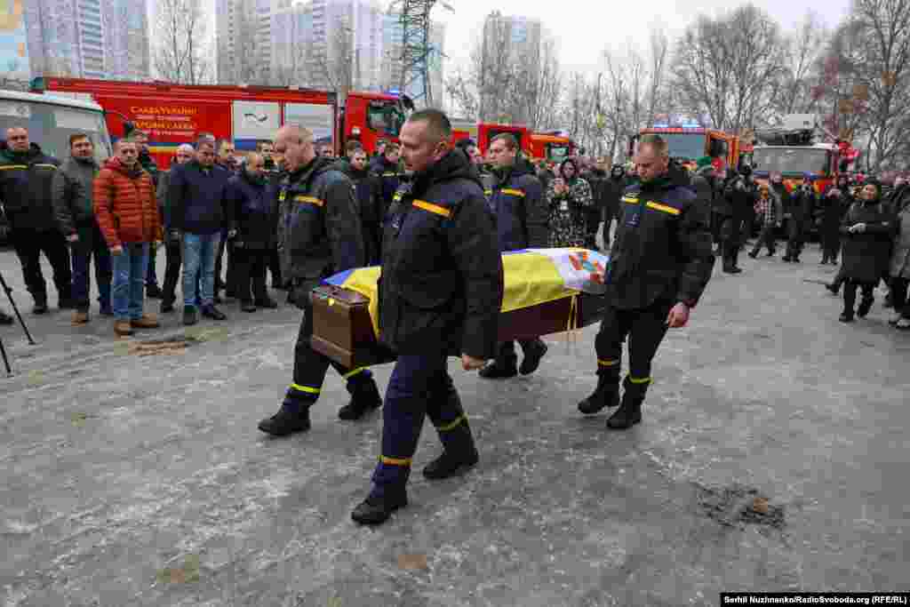 В останню путь його проводжали під звуки сирен пожежних машин