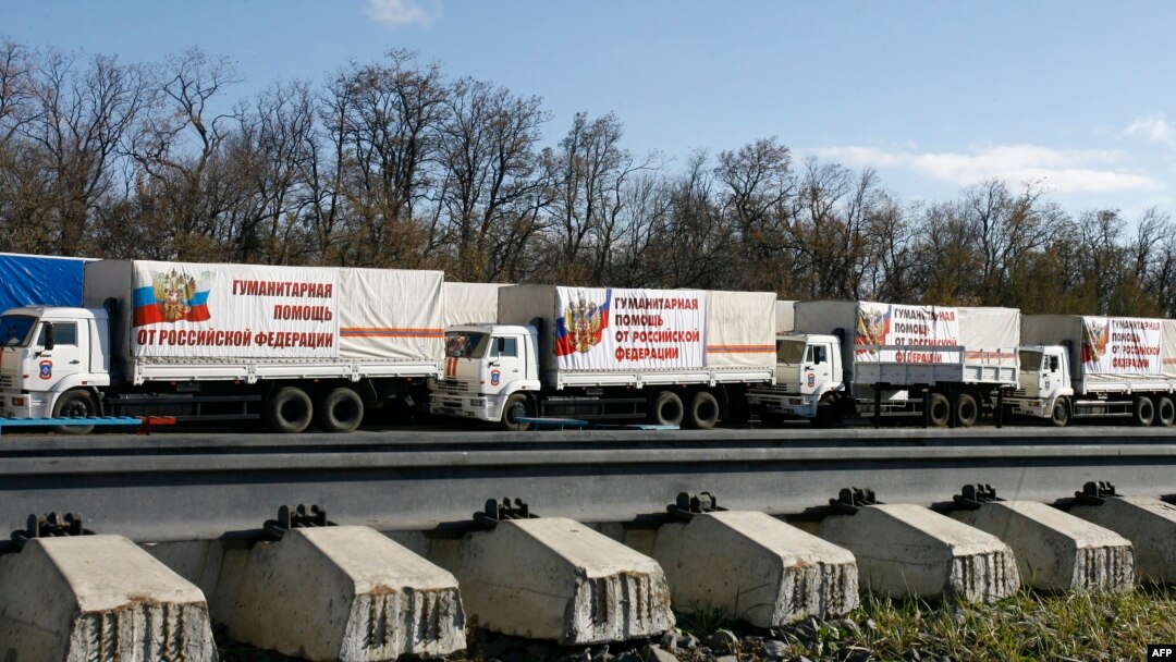 Грузовики с российской помощью Донбассу на базе МЧС в Ростове-на-Дону