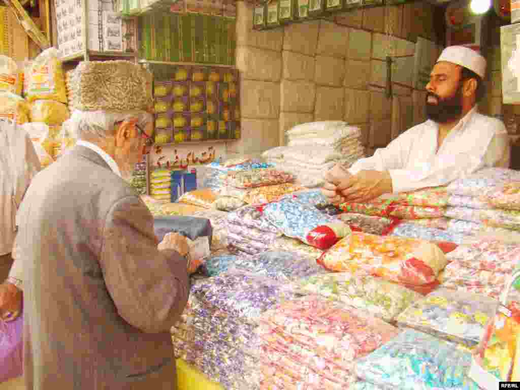 وايي چې د اختر په ددرشل کې په افغانستان کې د اختریزو موادو بیې ډېرې لوړې شوې دي