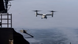 یک هواپیمای عمودپرواز در حال نشستن بر ناو آمریکایی آبراهام لینکلن در دریای عرب