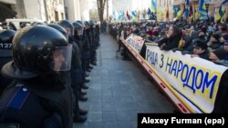 Демонстранти і правоохоронці під парламентом