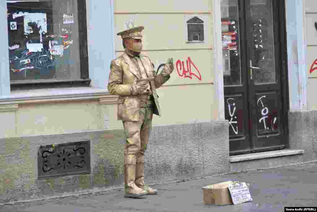 Pod maskama su i ulični zabavljači u centru Beograda.