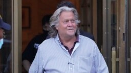 Steve Bannon korábbi elnöki tanácsadó távozik a manhattani szövetségi bíróság épületéből 2020. augusztus 20-án.