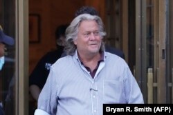 Steve Bannon, la ieșirea de la tribunalul din New York, unde a pledat nevinovat în privința acuzațiilor că ar fi folosit în interes personal o parte din donațiile pentru zidul dintre SUA și Mexic