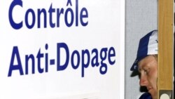 Знаменитый велогонщик Лэнс Армстронг, лишенный наград за употребление допинга, теперь проходит контроль на честность в телешоу Опры Уинфри. Фото 2001 года, "Тур де Франс"
