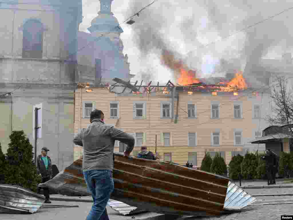 Спершу міський голова Львова Андрій Садовий повідомив про 26 поранеих у лікарнях міста.Згодом очільник ОВА Максим Козицький написав: «На цю годину відомо про 32 постраждалих внаслідок денної атаки безпілотників по Львівщині»