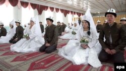 Иллюстративное фото. Групповая церемония бракосочетания в центральной мечети Бишкека. Кыргызстан, 13 ноября 2012 года. 