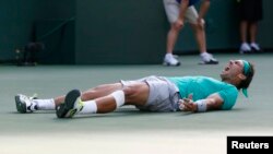 Fotografi arkivi e tenistit spanjoll, Rafa Nadal gjatë festimit të fitores në një nga ndeshjet e karrierës së tij