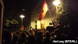 Protestat e Shoqatës së Veteranëve të luftës pranë rektoratit të Universitetit të Prishtinës.