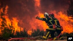 Пожежники борються з лісовим вогнем у районі Ла-Тест-де-Бюш, південний захід Франції, 18 липня 2022 року