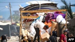 პალესტინელები ტოვებენ ქალაქ რაფაჰს. 2024 წლის 15 მაისი 