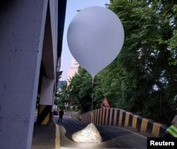 Balon koji je navodno poslat iz Sjeverne Koreje nosi otpad i smeće u Inčeonu, Južna Koreja, 2. juni 2024.
