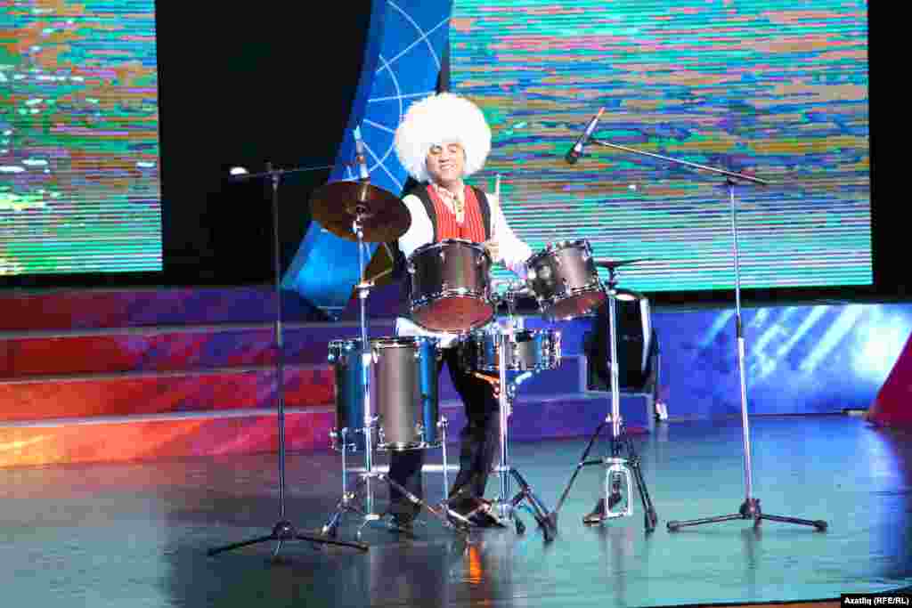 Төрекмәнстан сәнгатькәрләре концертыннан күренеш