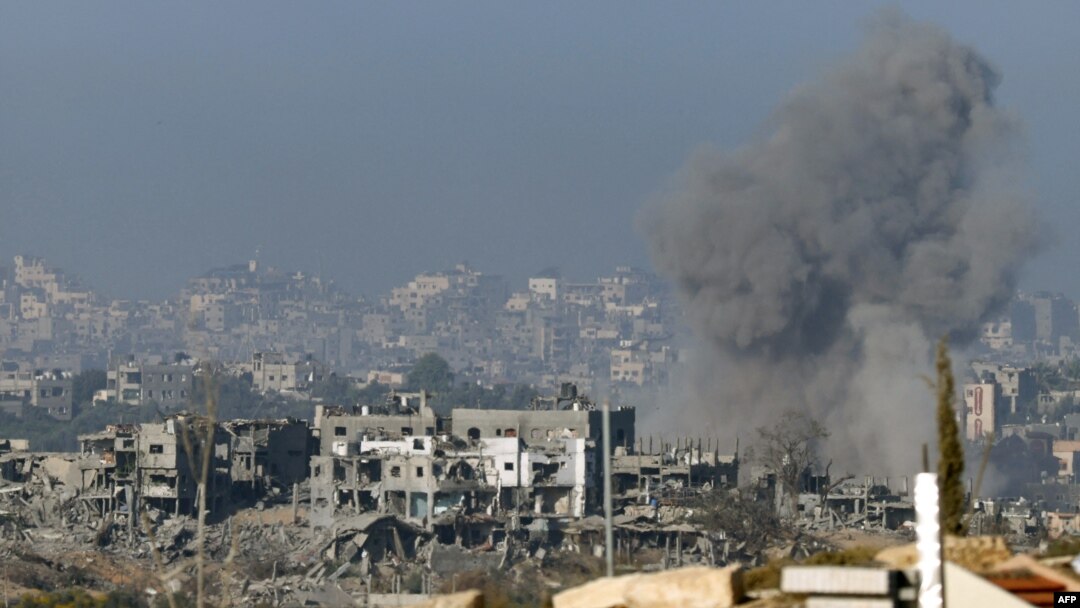 O fotografie realizată de pe teritoriul Israelului 10 noiembrie 2023 arată fumul care se rdică în aer în timpul bombardamentelor din Fâșia Gaza.