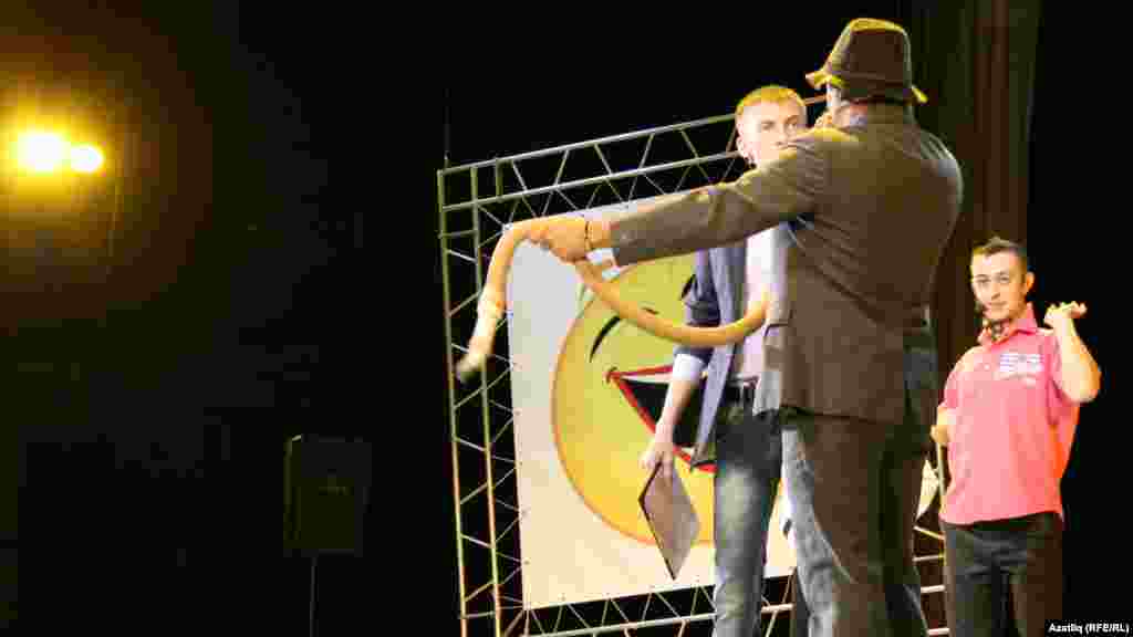 &ldquo;Көлке терапия&rdquo; тамашасы, "Рәвешләр" юмор төркеме егетләре 