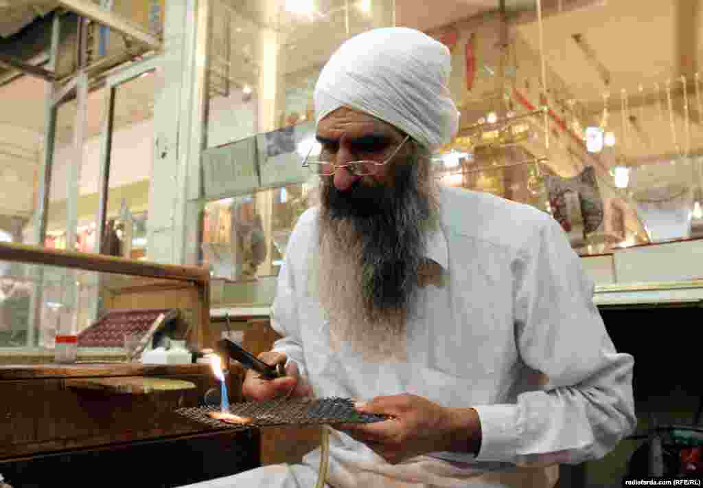 منداییان به خدا و قیامت اعتقاد دارند. برای خود زبان و خط دارند و اهل نماز و روزه هستند.