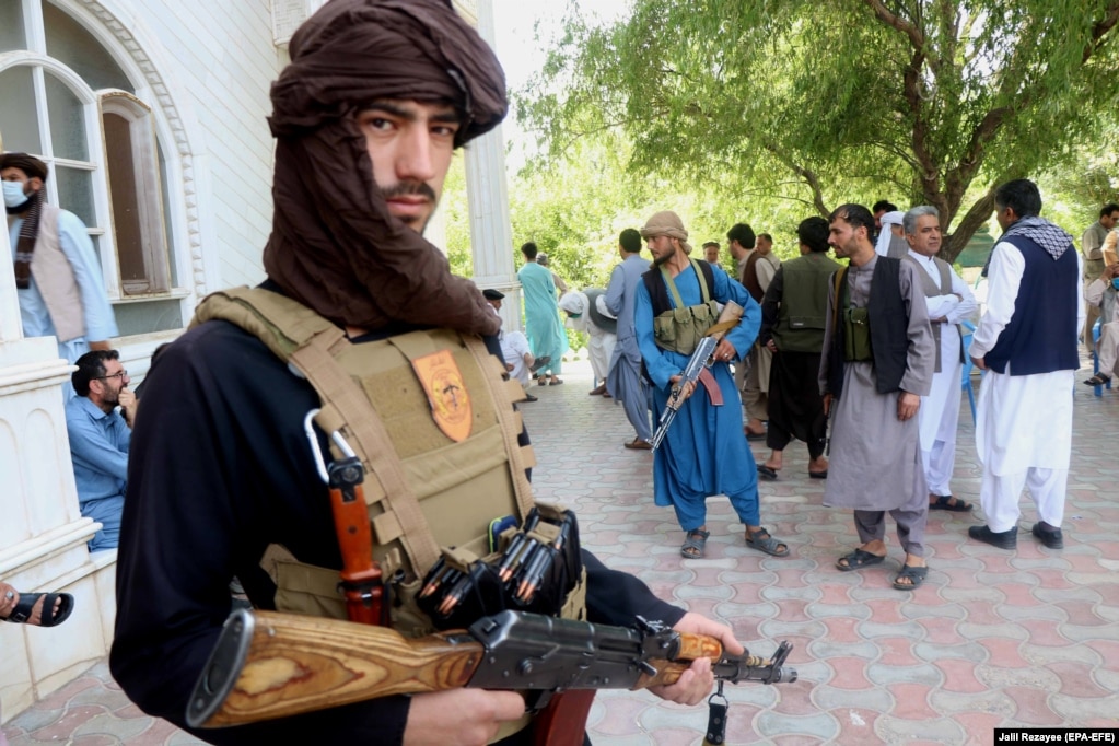 Mbështetësit e armatosur të ish-komandantit të muxhahedinëve, Ismail Khan, ruajnë vendbanimin e tij. Khan dhe ndjekësit e tij janë zotuar se do të luftojnë së bashku me forcat afgane të sigurisë kundër talibanëve në provincën perëndimore Herat.
