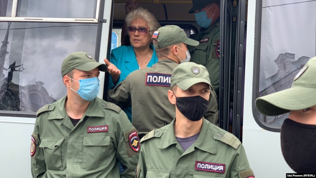 Полицейские у автозака с задержанными с субботу, 1 августа