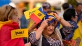 Moldovai és EU-s zászlókat tart egy nő a kormánypárt, Cselekvés és Szolidaritás Pártja EU-tagság melletti felvonulásán még a választások előtt, szeptember 16-án Kisinyovban