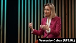 Viceprim-ministra Doina Nistor, ministra Dezvoltării Economice și Digitalizării, în studioul Europei Libere de la Chișinău, în timpul interviului pentru podcastul „Pe Agendă”, 8 aprilie.