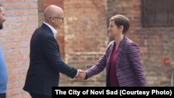 Oboje iznosili stavove o letovanju u Hrvatskoj. Miloš Vučević, gradonačelnik Novog Sada, i Ana Brnabić, premijerka Srbije, prilikom susreta u Novom Sadu 1. oktobra 2021.