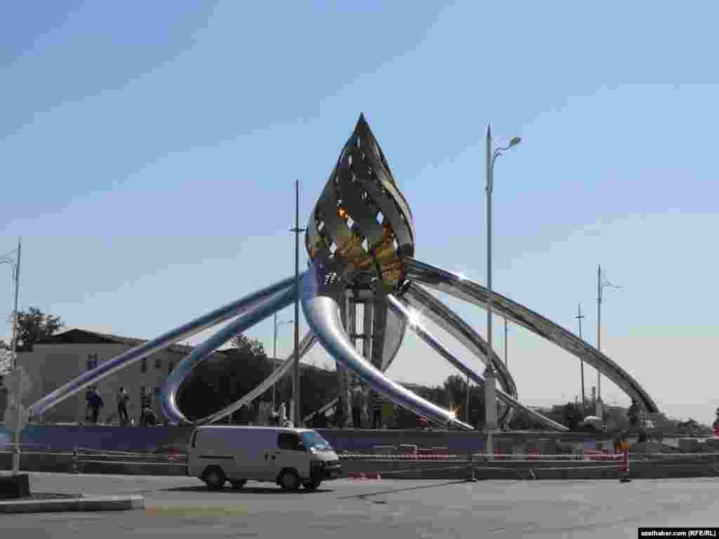 Nurmuhammet Andalyp köçesi bilen ozalky Hudaýberdiýew häzirki Atamyrat Nyýazow şaýolunyň çatrygynda gurulýan monument.