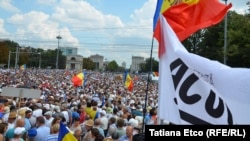 Тисячі людей вийшли на антиурядовий протест у столиці Молдови Кишиневі